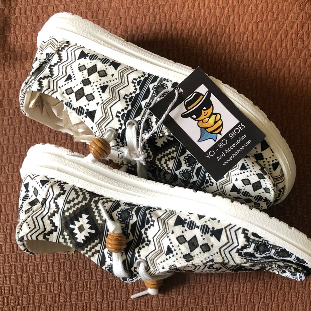 New with tags never worn Size 7 US Woman Shoes